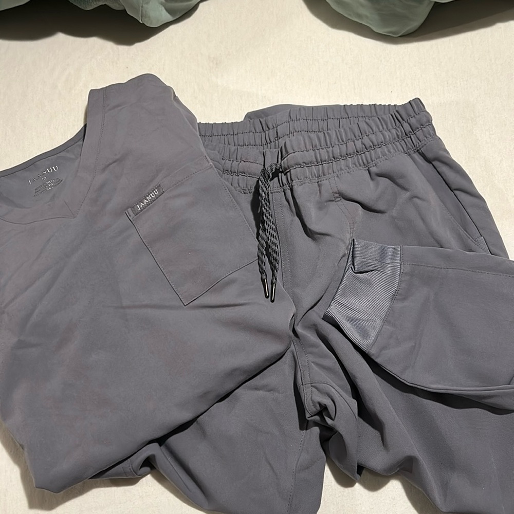 Jaanuu charcoal grey scrub set - M medium